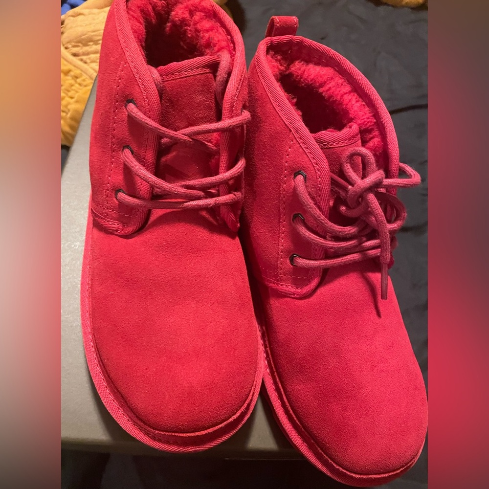 Worn once neumel Uggs size 5 mint condition